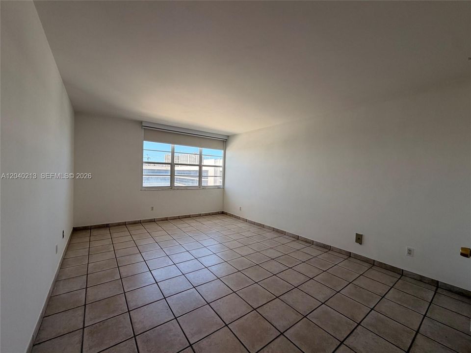 For Sale: $550,000 (1 beds, 1 baths, 835 Square Feet)