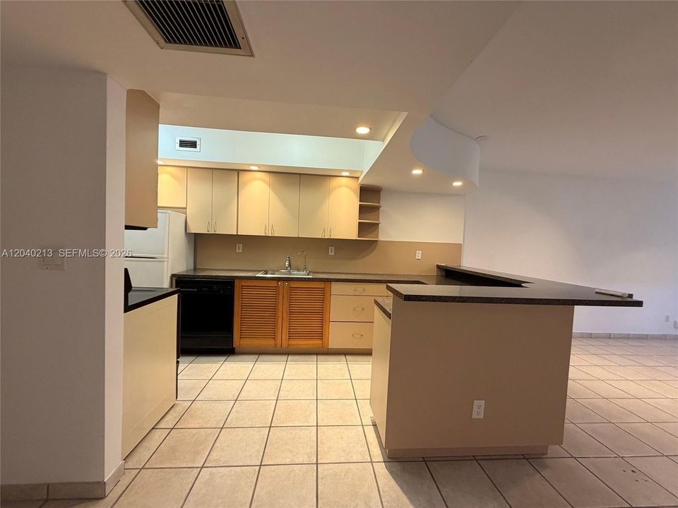 For Sale: $550,000 (1 beds, 1 baths, 835 Square Feet)