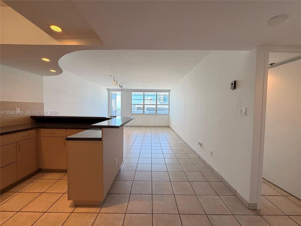 For Sale: $550,000 (1 beds, 1 baths, 835 Square Feet)
