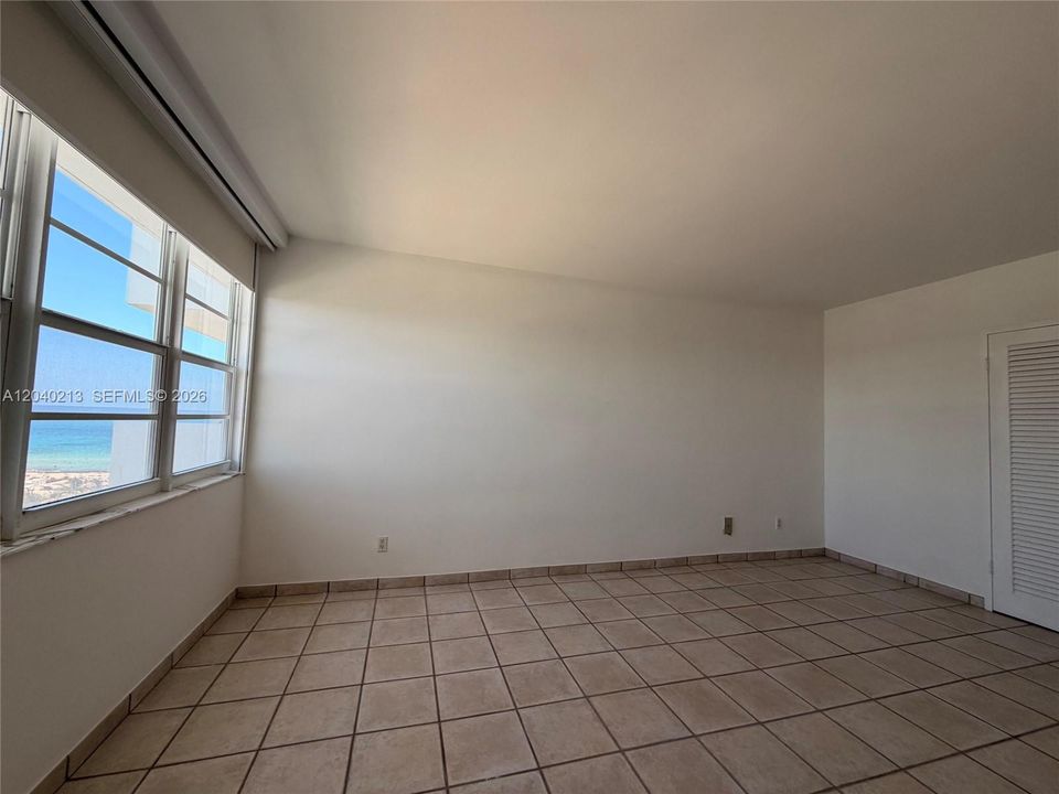 For Sale: $550,000 (1 beds, 1 baths, 835 Square Feet)