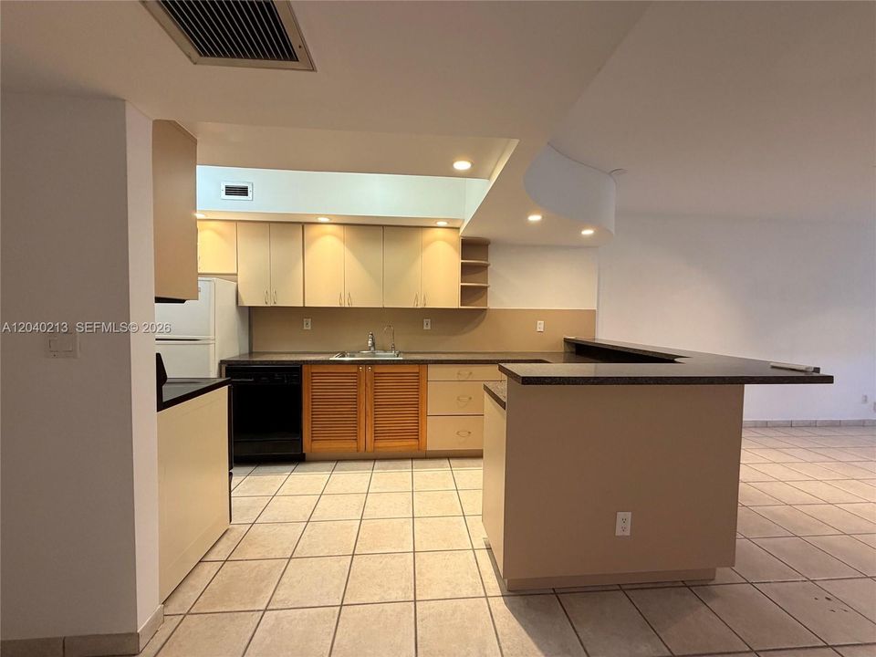For Sale: $550,000 (1 beds, 1 baths, 835 Square Feet)