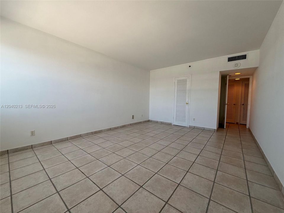 For Sale: $550,000 (1 beds, 1 baths, 835 Square Feet)