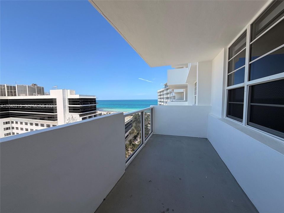 For Sale: $550,000 (1 beds, 1 baths, 835 Square Feet)