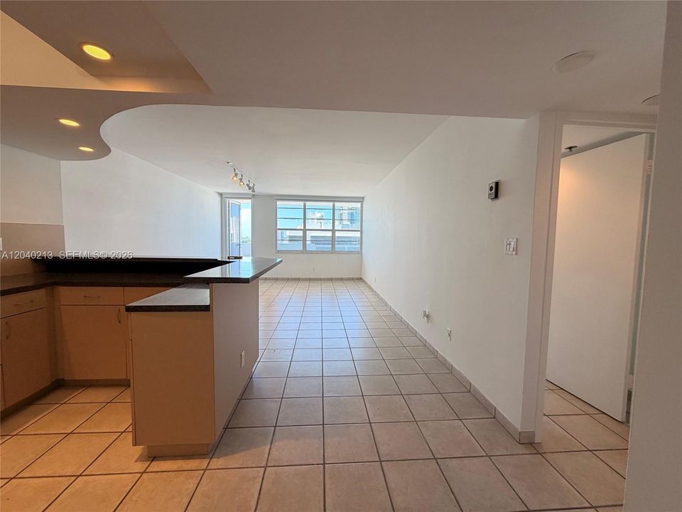 For Sale: $550,000 (1 beds, 1 baths, 835 Square Feet)