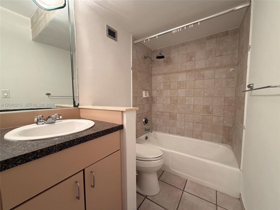 For Sale: $550,000 (1 beds, 1 baths, 835 Square Feet)