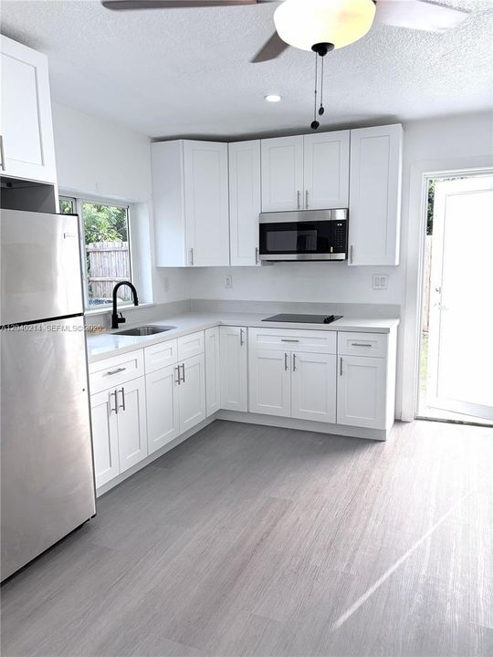 For Rent: $1,300 (1 beds, 1 baths, 1940 Square Feet)