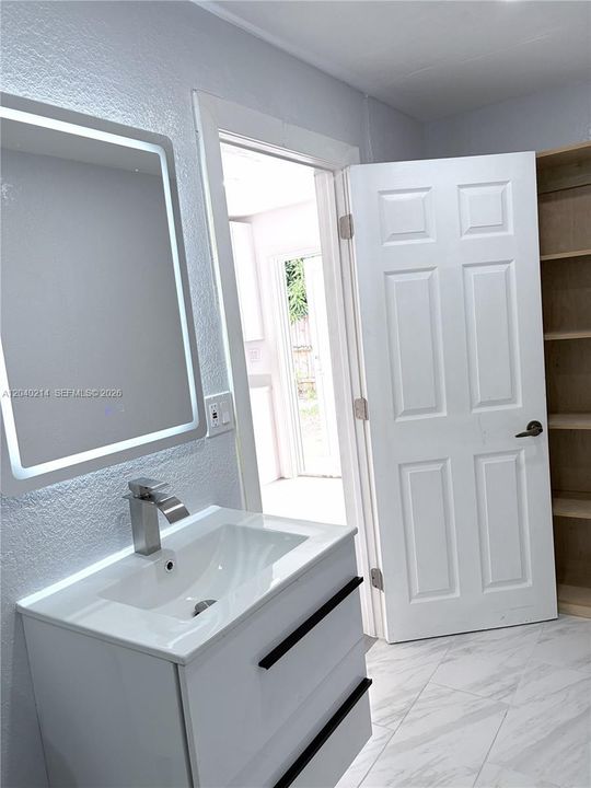 For Rent: $1,300 (1 beds, 1 baths, 1940 Square Feet)