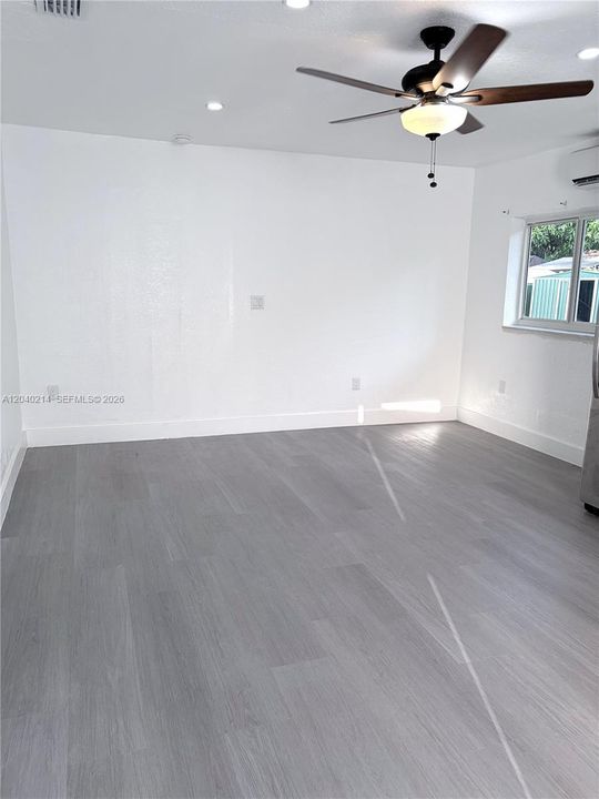 For Rent: $1,300 (1 beds, 1 baths, 1940 Square Feet)