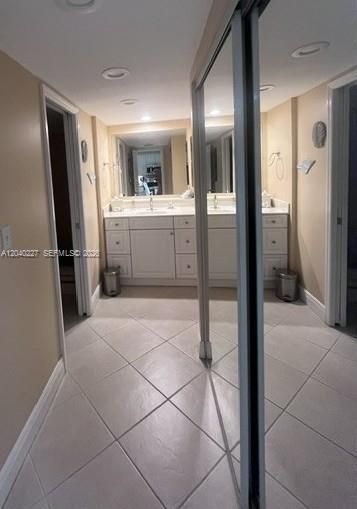 For Sale: $230,000 (1 beds, 0 baths, 678 Square Feet)
