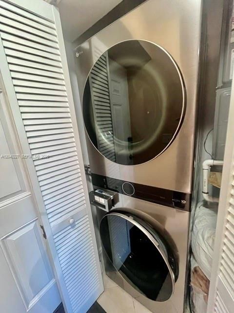 For Sale: $230,000 (1 beds, 0 baths, 678 Square Feet)