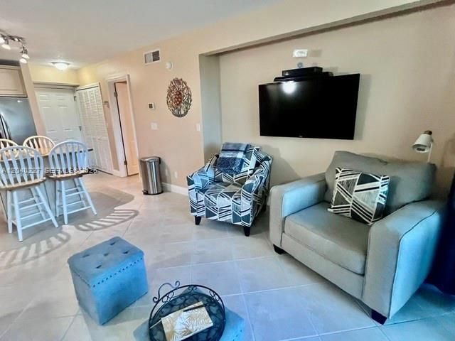 For Sale: $230,000 (1 beds, 0 baths, 678 Square Feet)