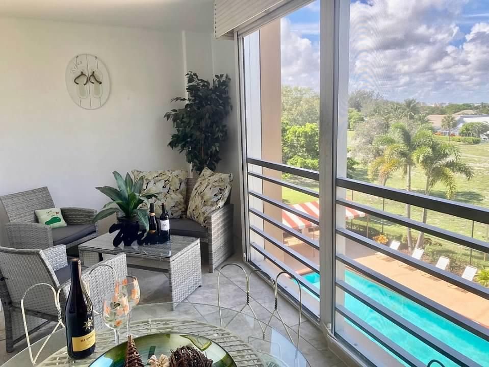 LANAI OVERLOOKING POOL