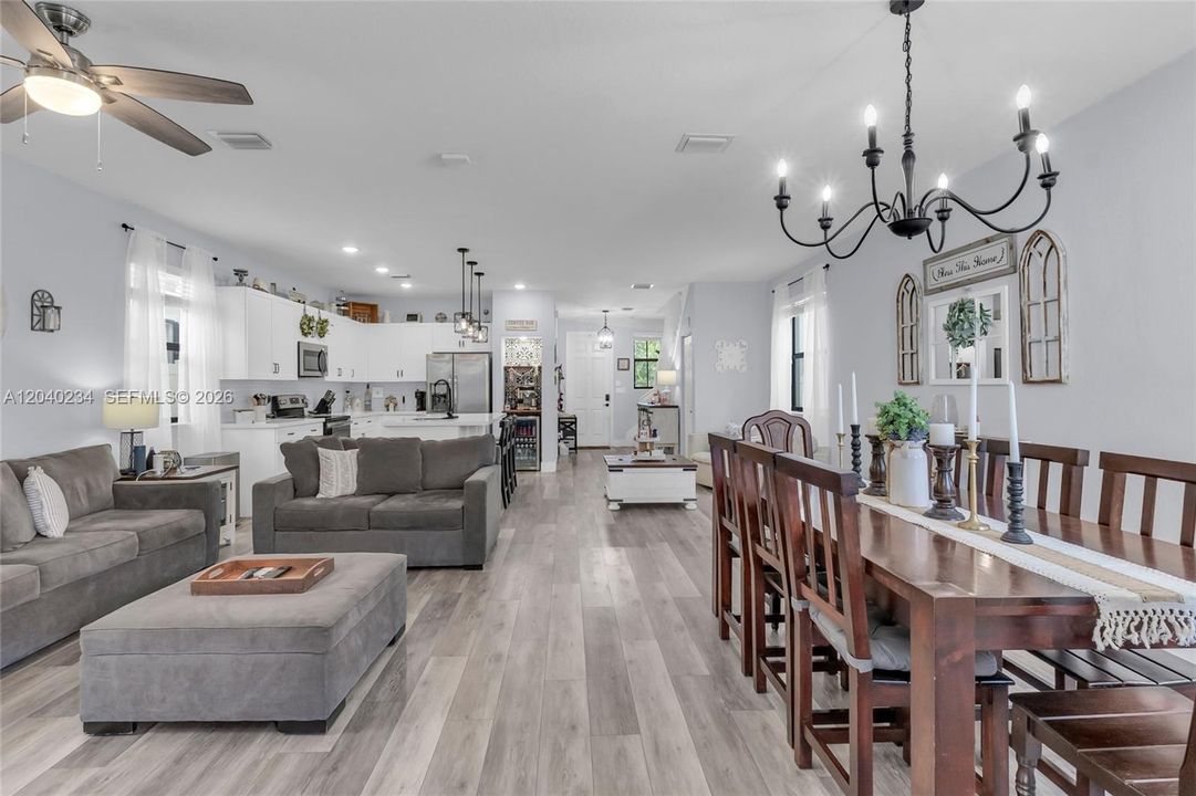 En Venta: $700,000 (5 camas, 3 baños, 2263 Pies cuadrados)