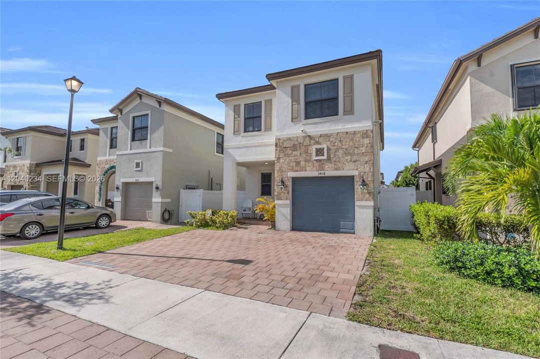 En Venta: $700,000 (5 camas, 3 baños, 2263 Pies cuadrados)