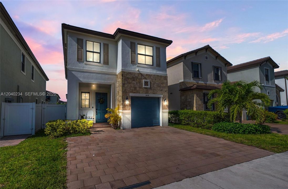 En Venta: $700,000 (5 camas, 3 baños, 2263 Pies cuadrados)