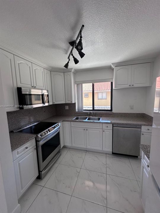 For Rent: $2,100 (2 beds, 2 baths, 755 Square Feet)