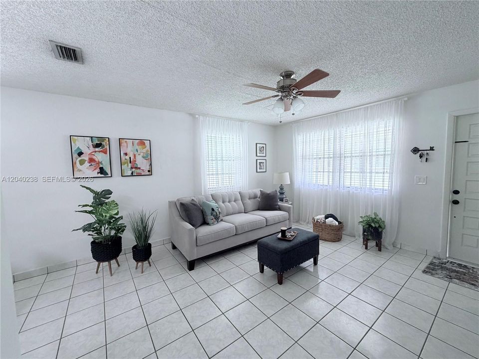En Venta: $550,000 (3 camas, 1 baños, 1200 Pies cuadrados)