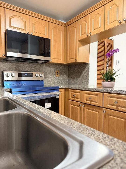 For Sale: $285,000 (2 beds, 2 baths, 1099 Square Feet)