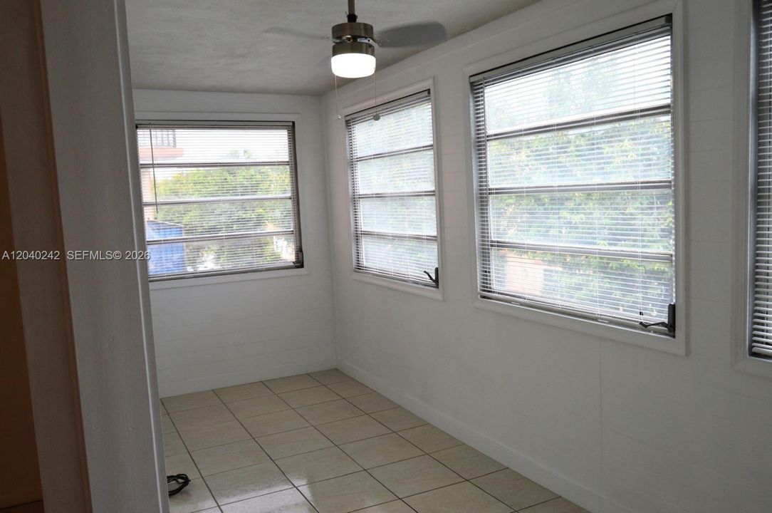 For Sale: $285,000 (2 beds, 2 baths, 1099 Square Feet)