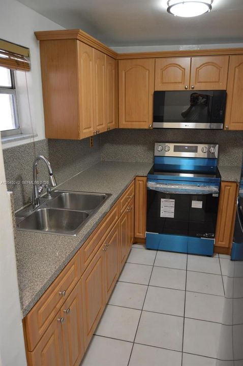 For Sale: $285,000 (2 beds, 2 baths, 1099 Square Feet)