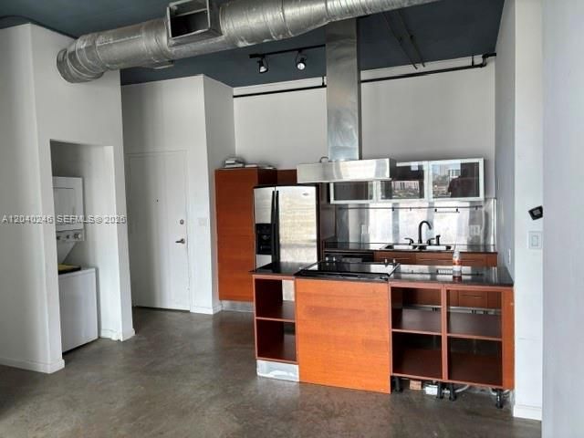 На продажу: $349,900 (2 спален, 2 ванн, 1000 Квадратных фут)