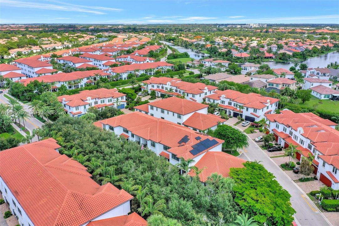 En Venta: $609,000 (3 camas, 3 baños, 2033 Pies cuadrados)