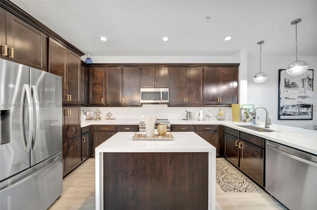 En Venta: $609,000 (3 camas, 3 baños, 2033 Pies cuadrados)