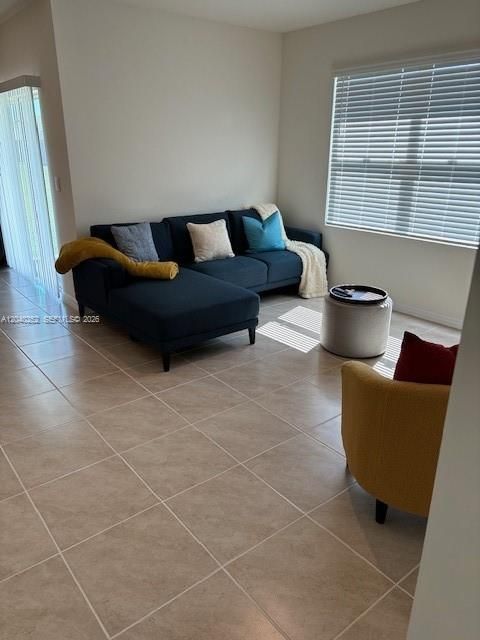 For Rent: $950 (4 beds, 2 baths, 0 Square Feet)