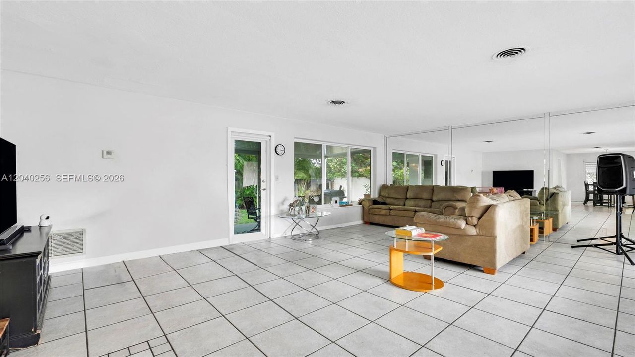 En Venta: $599,000 (3 camas, 3 baños, 1804 Pies cuadrados)
