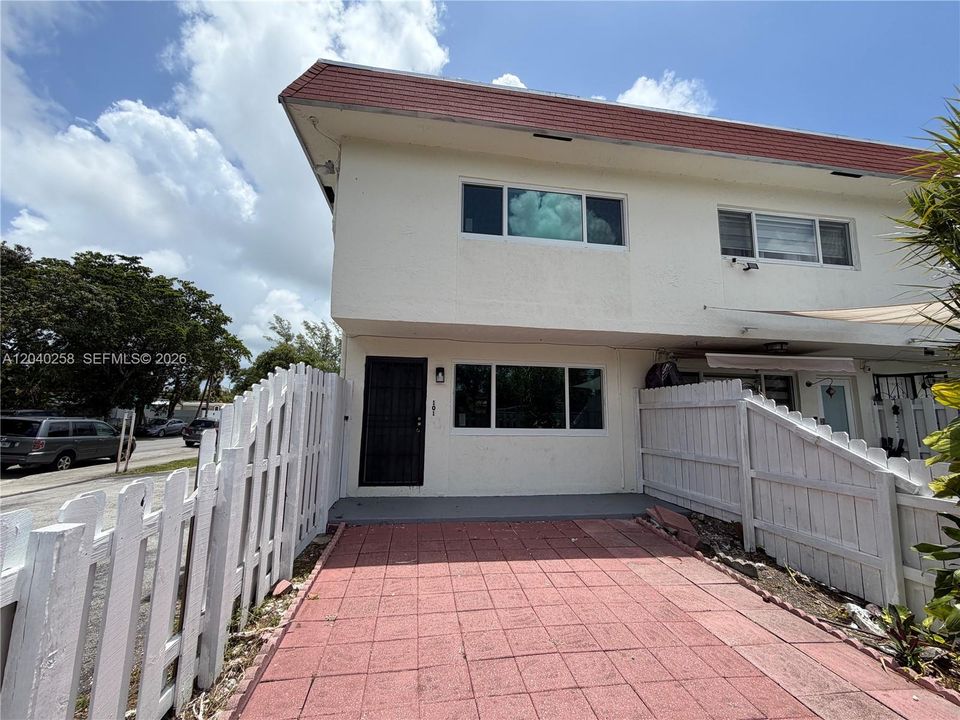 En Venta: $310,000 (2 camas, 1 baños, 1086 Pies cuadrados)