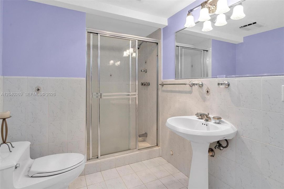 For Sale: $4,695,000 (6 beds, 5 baths, 6011 Square Feet)