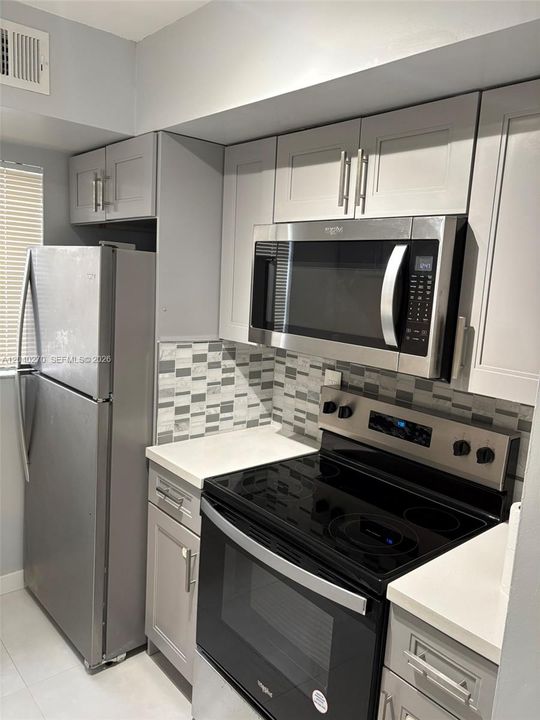 For Rent: $2,350 (2 beds, 2 baths, 900 Square Feet)