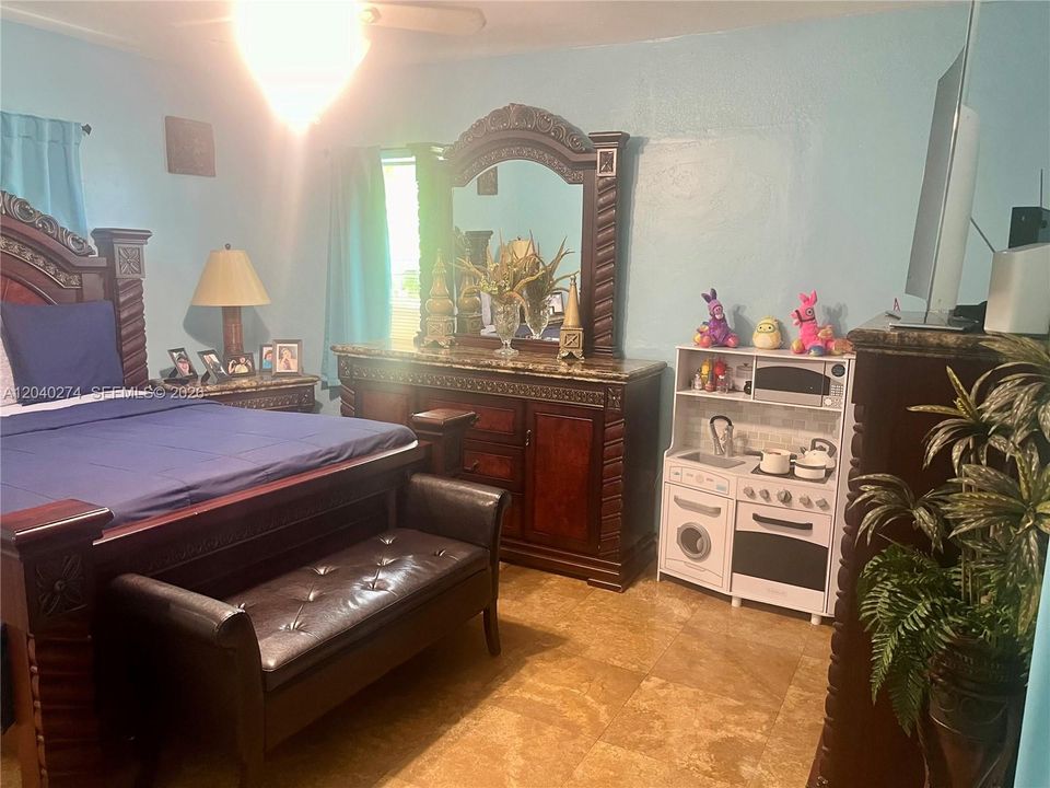 For Sale: $650,000 (3 beds, 2 baths, 1294 Square Feet)