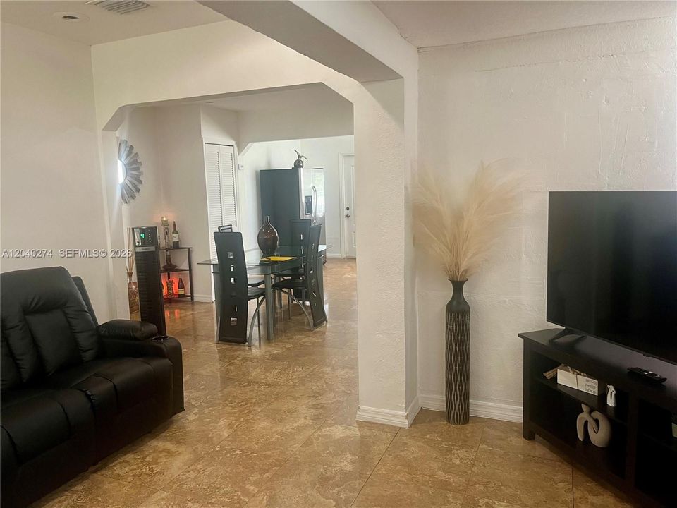 For Sale: $650,000 (3 beds, 2 baths, 1294 Square Feet)