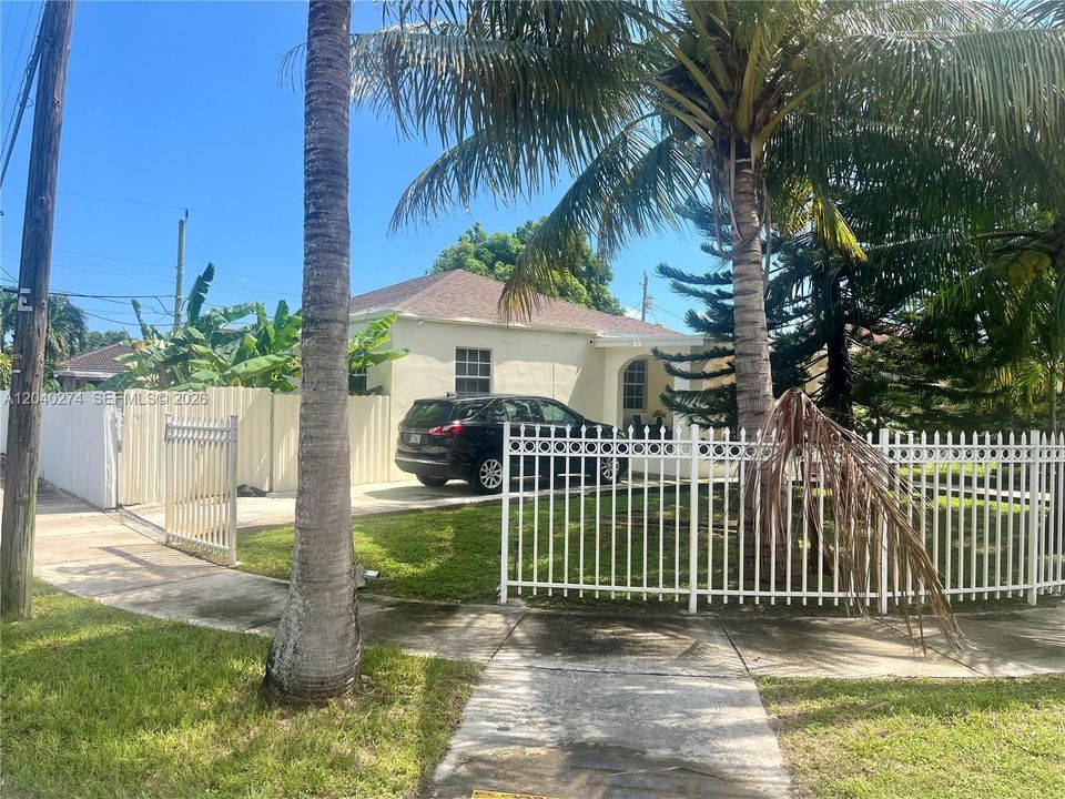 For Sale: $650,000 (3 beds, 2 baths, 1294 Square Feet)