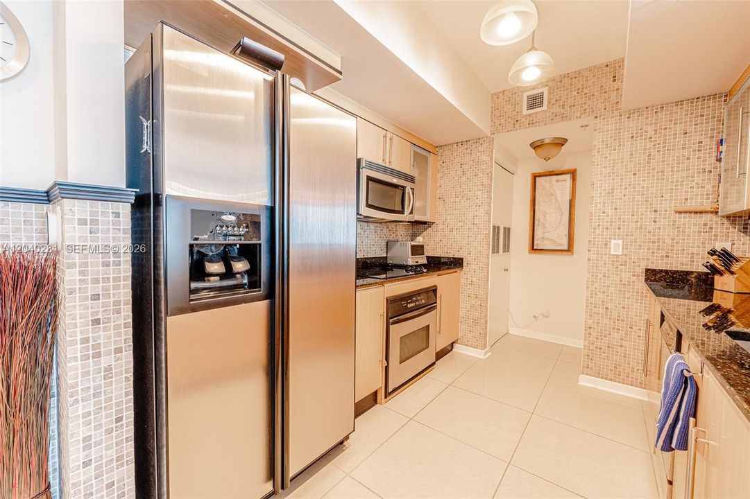 For Sale: $695,000 (2 beds, 2 baths, 1227 Square Feet)