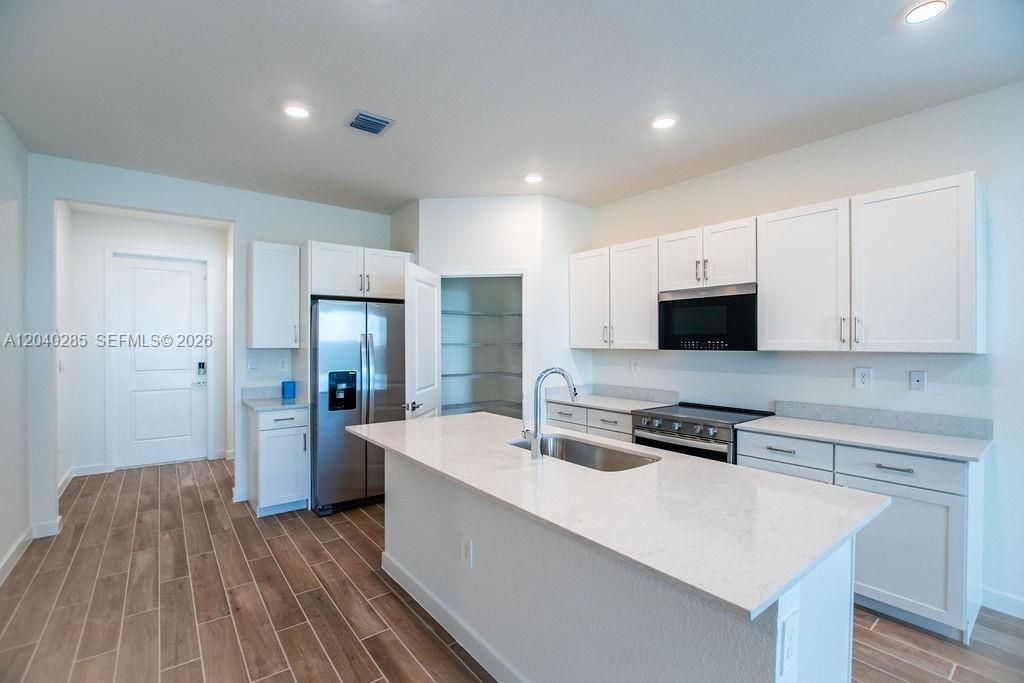 For Rent: $3,600 (4 beds, 2 baths, 2878 Square Feet)