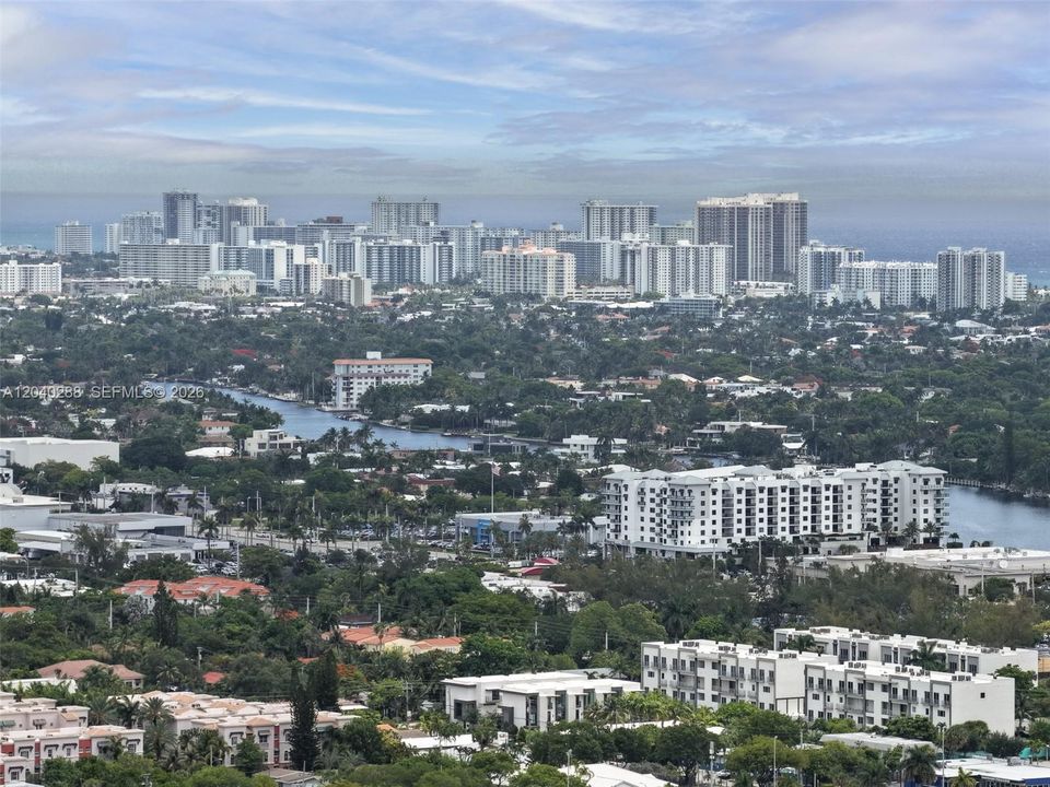 For Sale: $309,000 (2 beds, 2 baths, 820 Square Feet)