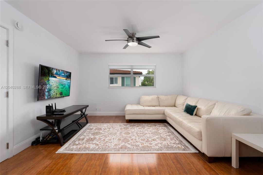 For Sale: $309,000 (2 beds, 2 baths, 820 Square Feet)