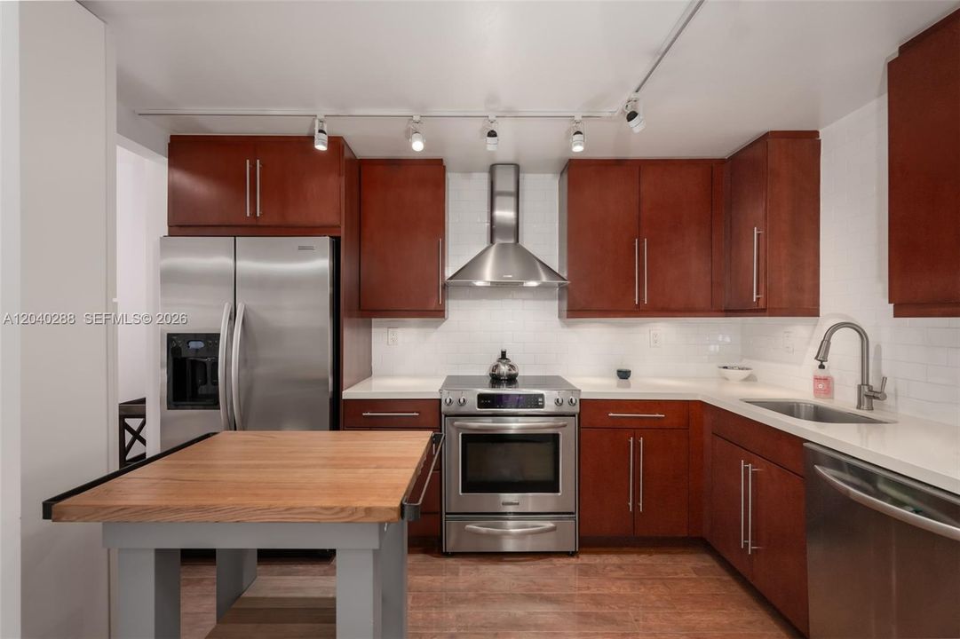 For Sale: $309,000 (2 beds, 2 baths, 820 Square Feet)