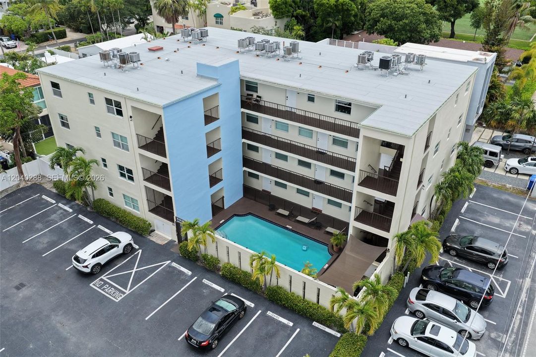 For Sale: $309,000 (2 beds, 2 baths, 820 Square Feet)