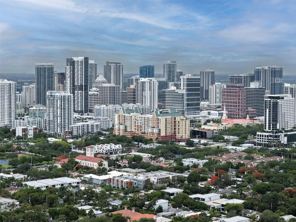 For Sale: $309,000 (2 beds, 2 baths, 820 Square Feet)