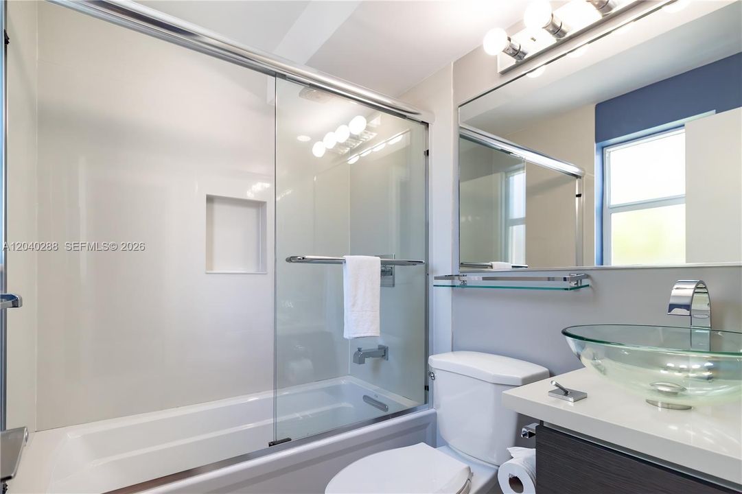 For Sale: $309,000 (2 beds, 2 baths, 820 Square Feet)
