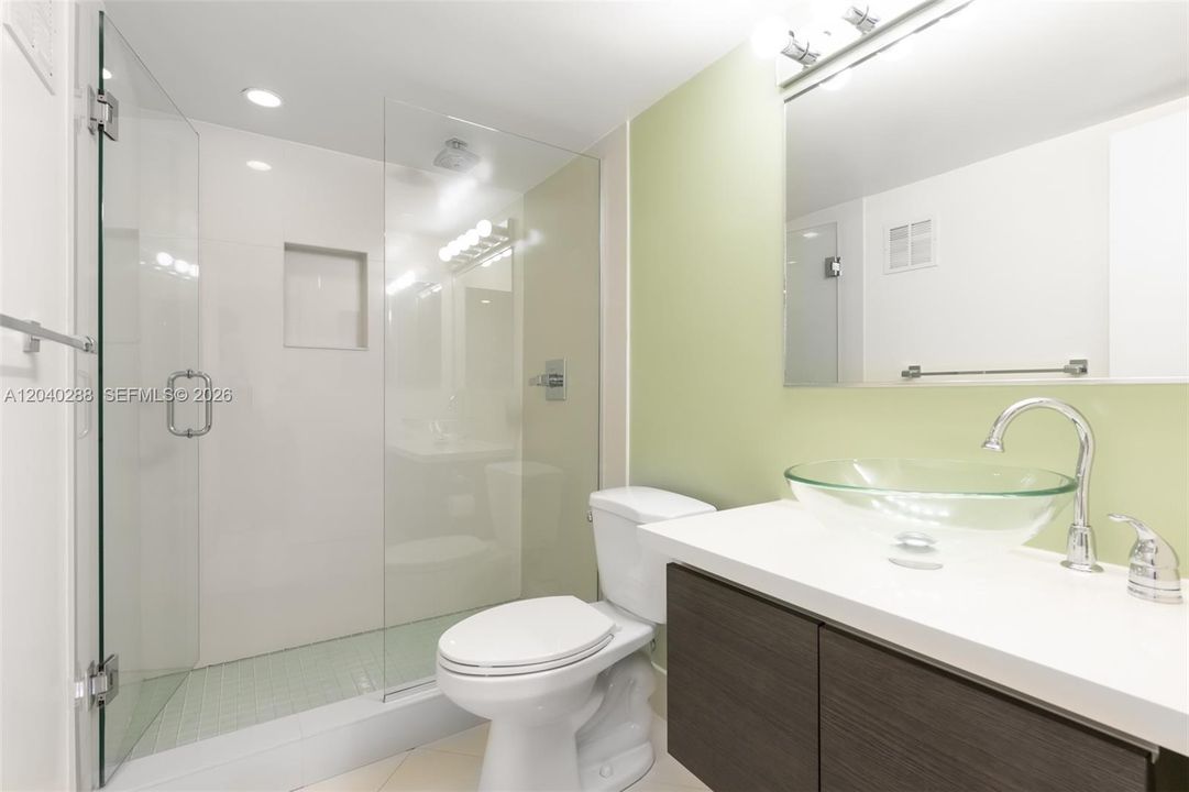 For Sale: $309,000 (2 beds, 2 baths, 820 Square Feet)
