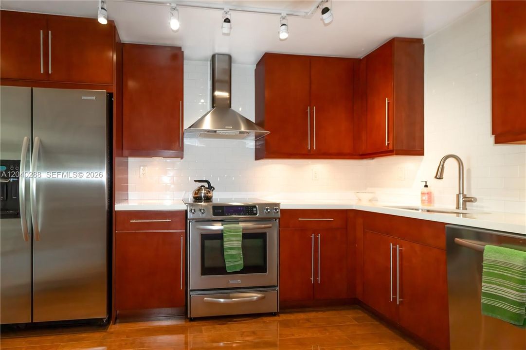 For Sale: $309,000 (2 beds, 2 baths, 820 Square Feet)