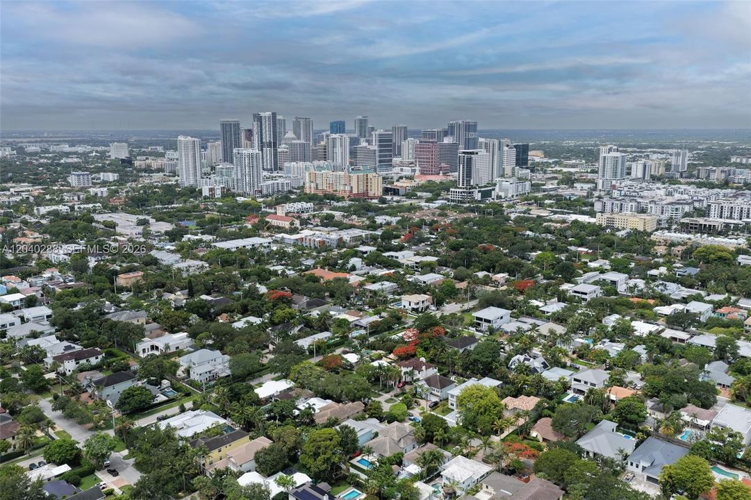 For Sale: $309,000 (2 beds, 2 baths, 820 Square Feet)