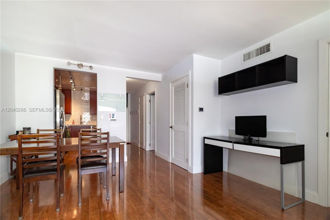 For Sale: $309,000 (2 beds, 2 baths, 820 Square Feet)