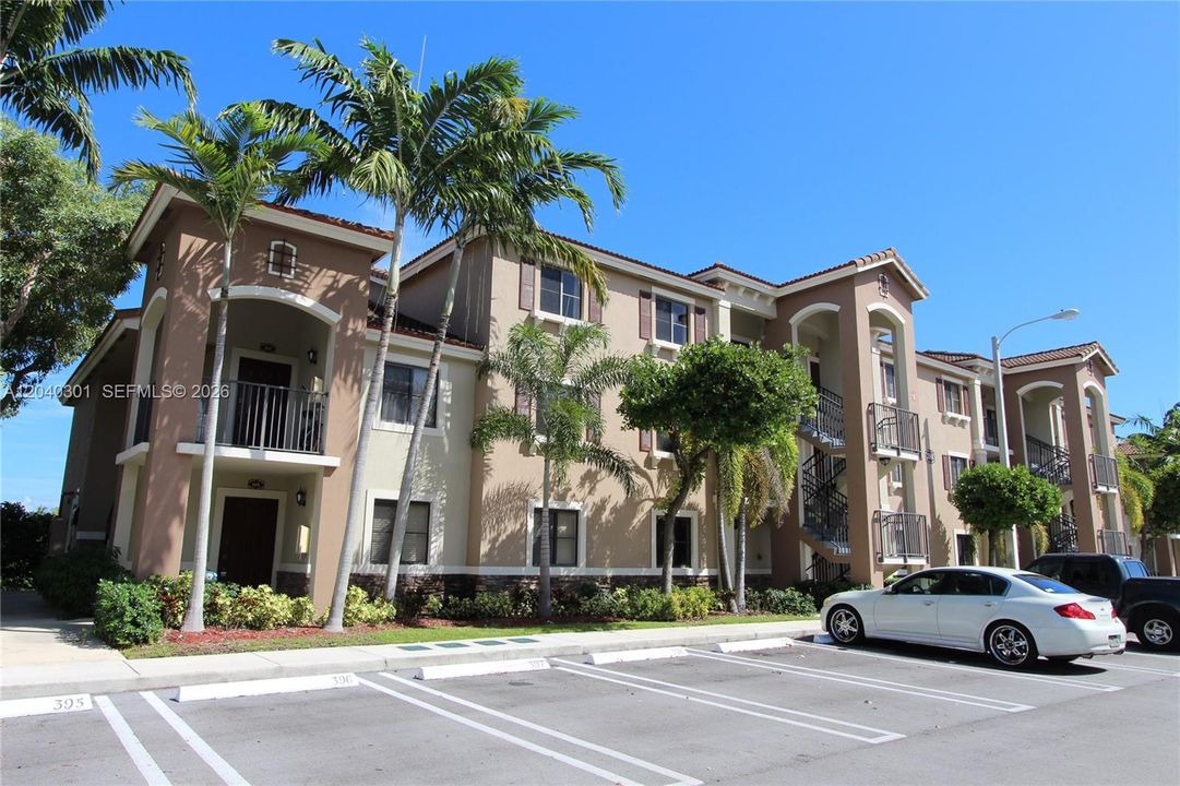For Rent: $1,975 (2 beds, 2 baths, 817 Square Feet)