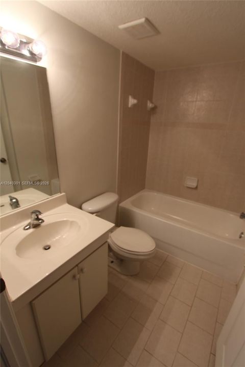 For Rent: $1,975 (2 beds, 2 baths, 817 Square Feet)