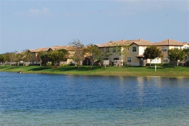 For Rent: $1,975 (2 beds, 2 baths, 817 Square Feet)